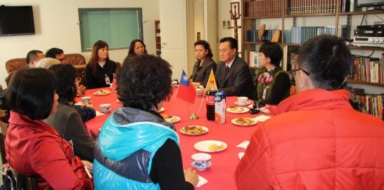 Ambassador Larry Wang (on the right hand side, middle) meets the members of the Taiwanese AOS delegation inside the Chancery.