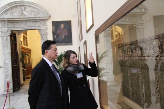 Ambassador Wang tours the Cathedral of Palermo