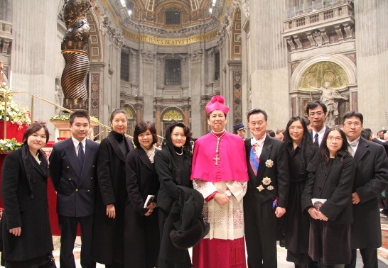 Ambassador and Mrs. Wang (5th from right, 5th from left) with Archbishop Savio Tai-fai Hon (6th from right), the Embassy staff and some Taiwanese guests inside St. Peter’s Basilica.