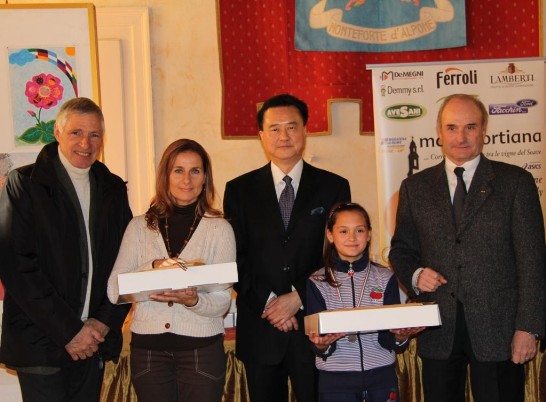 Ambassador Wang (3rd from right) with Italian former cyclist and national champion Francesco Moser (1st from left) and Mayor Carlo Tessari (1st from right)