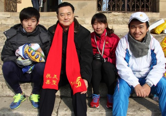 Ambassador Wang wearing the Fu-Jen Catholic University scarf, between Taiwanese athletes Wang Chiu-Chun and Chen Shu-Hua and their coach Wu Chih-Min (1st from right)