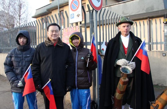 Ambassador Wang between the two Taiwanese athletes just before the race