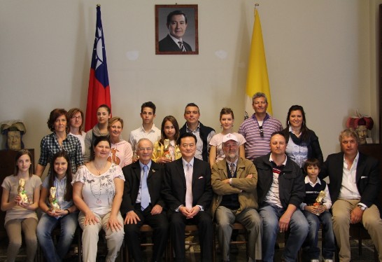 Ambassador Wang (middle) together with the entire group from Monteforte d’Alpone inside the ROC Chancery.