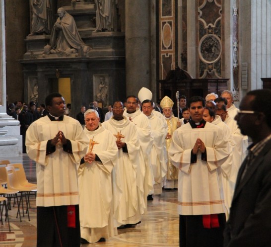 Cardinal Filoni enters the Basilica together with the concelebrants.
