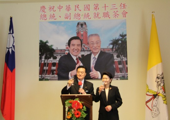 Ambassador and Mrs. Larry Wang hold a glass while making a toast for the prosperity of both the Pope and President Ma.
