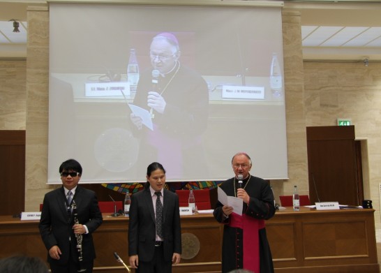 After the concert, Archbishop Zimowski (1st from right) praises the performance of the two Taiwanese artists, Mr. Chou (1st from left) and Mr. Chang (middle).