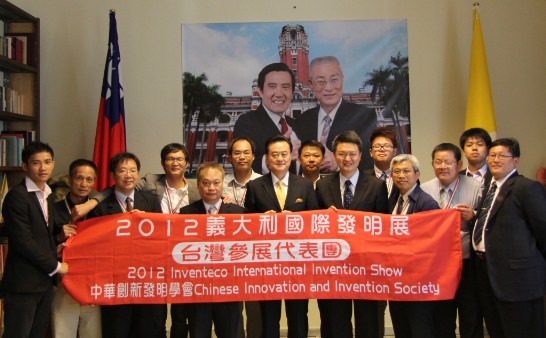 The 13 members of the Chinese Innovation and Invention Society (CIIS) pose with Ambassador Larry Wang (middle) inside the ROC Chancery to the Holy See.