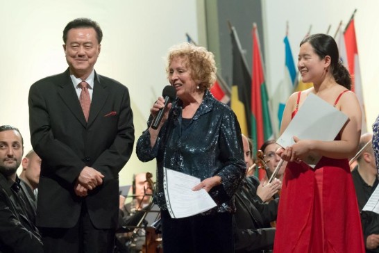 Ambassador Wang (left) stands with Presenter Rosanna Vaudetti (middle) and winner Jackie Jaekyung Yoo (right).