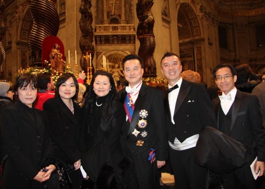 Ambassador and Mrs. Larry Yu-yuan Wang (4th and 3rd from left) with the Embassy staff and one representative of China Airlines.