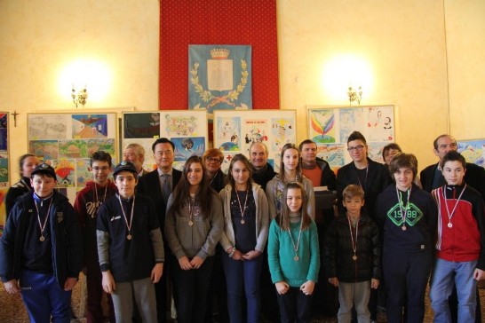 Ambassador Wang (2nd row, 4th from left) poses with a group of children participating in the Children’s Drawing Contest.
