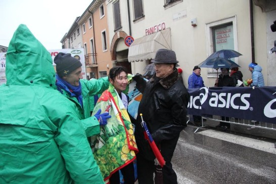 Ambassador Larry Wang(1st from right) welcomes and congratulates Ms. Chen, Shu-Hua (2nd from right) soon after the race where she came in second.