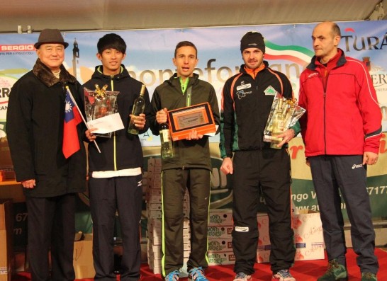 Ambassador Larry Wang (1st from left) on stage with the tree winners of the male half marathons, including Mr. Chou, Ting-Yin (2nd from left) and Montefortiana President Giovanni Pressi (1st from right). 