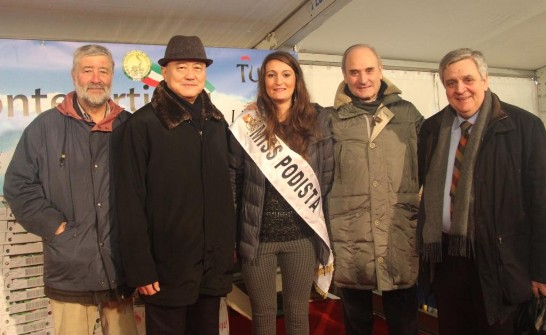 Ambassador Larry Wang (2nd from left) with Monteforte Mayor Carlo Tessari (2nd from right), a female representative of the Montefortiana (middle) and Renato Bicego (1st from left). 