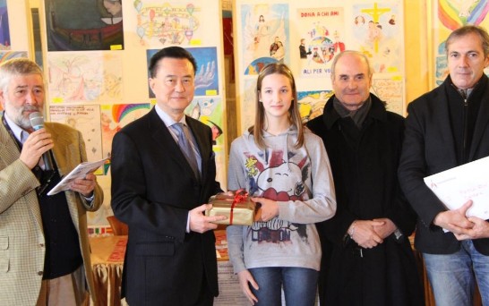 Ambassador Larry Wang (2nd from left) with the third-ranking winner (middle) of the Children’s Drawing Contest and Mayor Carlo Tessari (2nd from right).
