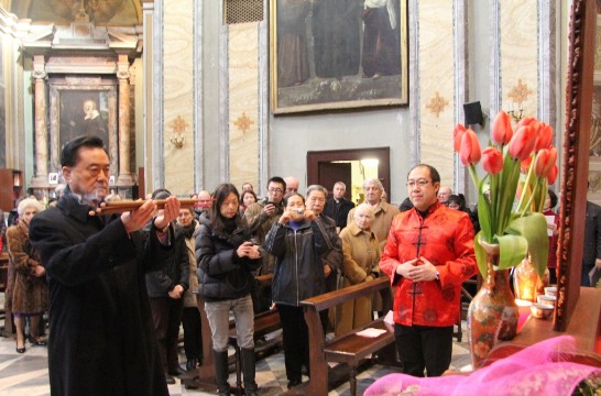 Ambassador Larry Wang (left) raises three joss sticks with both hands as a sign of honoring the ancestors.