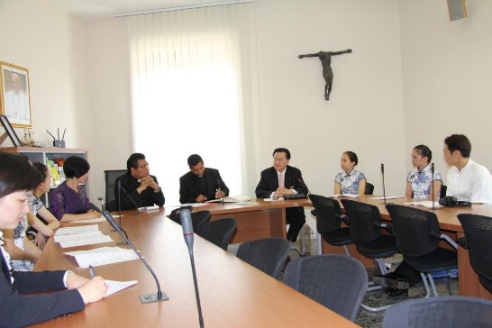A moment of the meeting inside the Pontifical Council for Religious Dialogue showing Ambassador Larry Wang (4th from right), Fr. Indunil (5th from right) and Fr. Marcus Solo (6th from right).