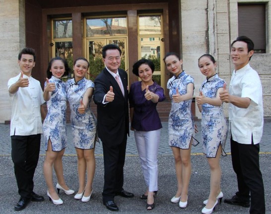 Group picture of Ambassador Larry Wang (4th from left), Prof. Zhao-Shun Zeng(4th from right) and the Youth Ambassadors showing with their thumb up and standing in front of the North American Pontifical College. 