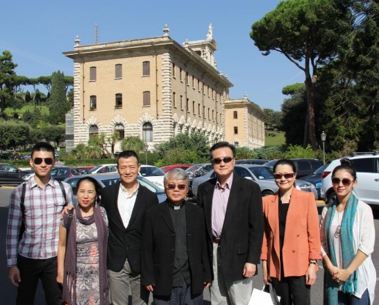 Ambassador and Mrs. Larry Wang (3rd and 2nd from right), with Father Giovanni Chiu (4th from left), Contemporary Legend Theathre’s Director-general Wu Hsing-Kuo (3rd from left), Executive Administrator Mrs. Lin Hsiu-Wei (2nd from left), male dancer Chu Po-Chen (1st from left) and female dancer Fang Tzu-Yi (1st from right) inside the Vatican City State. 