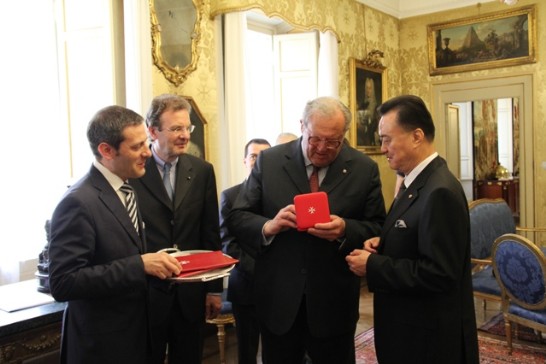 Following the ceremony, the Grand Master Fra’ Matthew Festing (2nd from right) delivers a medal to Ambassador Larry Wang (1st from right).