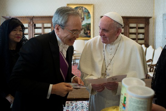 Ambassador Lee delivers some cookies especially made 