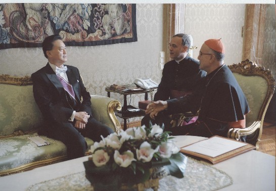 H.Em. Cardinal Bertone,the Secretary of State, and Ambassador Larry Yu-yuan Wang had a private conversation