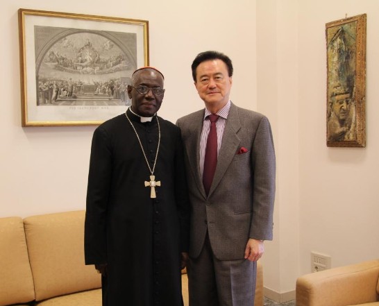 Amb. Wang (right) and Cardinal Robert Sarah (left) pose for a picture