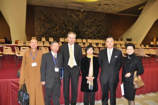 應教廷醫療牧靈委員會邀請來梵參加國際學術研討會之行政院衛生署楊署長志良（左二）、南華大學陳副校長開宇（左一）與中華民國駐教廷王大使豫元夫婦（右一、二）和雙鋼琴家（中間）於音樂會後合影。