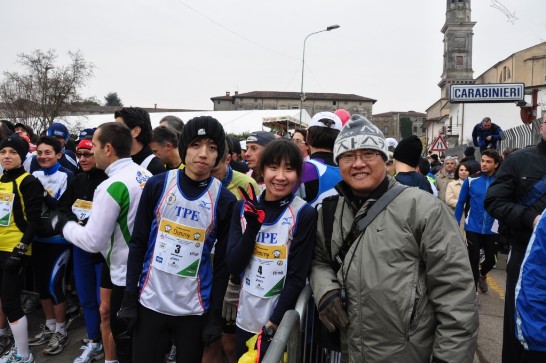 21公里競賽組起跑前，國立體育大學路上運動技術學系主任張永政教練（右一）與我國路跑選手陳淑華（右二）及王秋竣（右三）合影。 