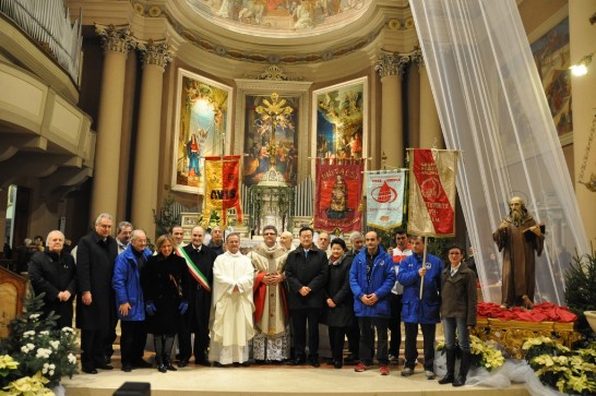 中華民國駐教廷大使王豫元夫婦（第一排右四及右五）在為選手祈福彌撒後與市長Carlo Tessari先生及主祭、共祭神父等合影。 