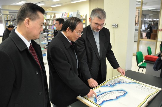 2010年2月15日，中華民國駐教廷王大使豫元（左一）陪同教育部林政務次長聰明（左二），參訪宗座傳信大學（Pontifical Urbaniana University）圖書館，由圖書館主任Marek ROSTKOWSKI介紹該校珍藏之台灣古地圖。