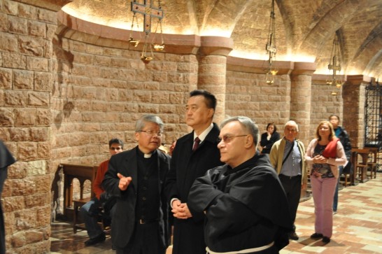 中華民國駐教廷王大使豫元（中）由「聖方濟各會」總監察Fr. Giuseppe Piemontese神父（右）及教廷聖赦院告解神師邱神父琮傑（左）陪同，參訪聖方濟各大教堂及安放聖方濟各遺體之墓穴。