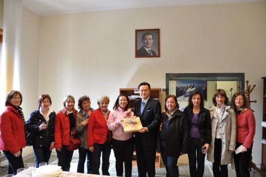 2010年3月29日中午，中華民國駐教廷王大使豫元（右四）歡迎義大利北部Verona省Aristide Stefani小學教師前來駐教廷大使館參訪。