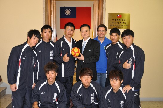 照片說明：中華民國駐教廷王大使豫元（右四）與國際巧固球總會秘書長方慎思教練（左三）及台北縣三民高中巧固球隊員合影。