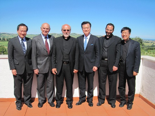 教區修院(Dedicazione della Chiesa del Seminario Diocesano Missionario "Redemptoris Mater" de Macerata)院長Don Mario MALLONI（左三）陪同王大使參觀修院設施