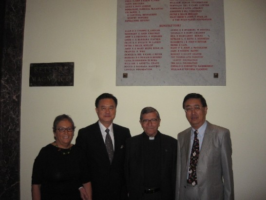 王大使豫元 (左二)、教廷宗座額我略大學副校長Fr. Francisco Javier Egana（右二）、宗座額我略大學圖書館館長Dr.Marta Giorgi DEBANNE（左一）、國家圖書館顧館長敏（右一）在宗座額我略大學合影