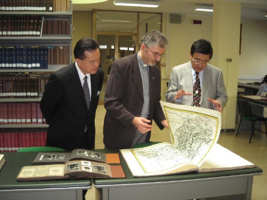 王大使豫元 (左)、教廷宗座傳信大學圖書館館長Fr. Marek ROSTKOWSKI（中）、國家圖書館顧館長敏（右）在宗座傳信大學圖書館合影