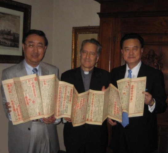 王大使豫元 (右)、梵蒂岡圖書館館長Msgr. Cesare Pasini（中）、國家圖書館顧館長敏（左）在梵蒂岡圖書館合影