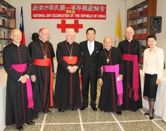 駐教廷大使王豫元夫婦（中間及右1）與教廷聖母雪地大教堂總監羅歐（Bernard Francis Law）樞機主教（左3）、正義和平委員會前主席馬丁諾（Renato Raffaele Martino）樞機主教（左2）及天主教主業會總監蔡浩偉（Javier Echevarria）總主教（右3）等神職人員合影