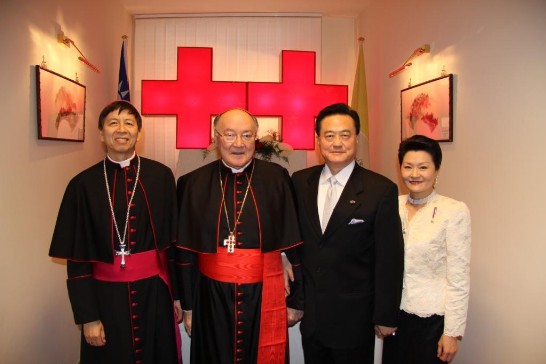 王大使夫婦與馬丁諾樞機主教(左2)及韓大輝總主教(左1)合影