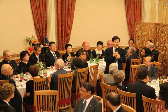 中研院翁院長啟惠(中立者)向與會賓客致詞