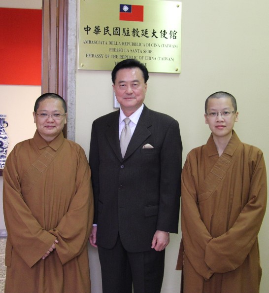 王大使豫元與滿謙(左)、妙光(右)兩位法師合照