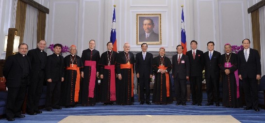 馬總統與出席人士合影，馬總統（中）、高澤農樞機主教（左7）、高雄教區單國璽樞機主教（右6）、香港教區陳日君樞機主教（左4）、教廷駐華代辦陸思道蒙席（左5）、韓大輝總主教（左6）、教育吳部長清基（右5）、外交部沈政務次長呂巡（右4）、我國駐教廷王大使豫元（右3）、台灣主教團主席洪山川總主教（右2）等