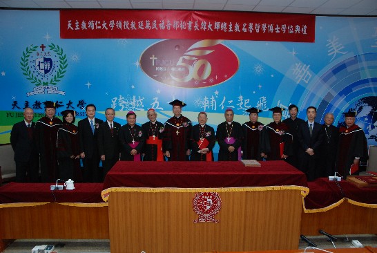 與會貴賓合照，韓總主教（中）校長黎建球（右6），我國駐教廷豫元王大使（左4）、高雄教區單國璽樞機主教（右8）、香港教區陳日君樞機主教（左7）、台灣主教團主席洪山川總主教（右7）、高雄教區劉振忠總主教（左6）及輔仁大學全球校友會總會長陳致遠（右3）