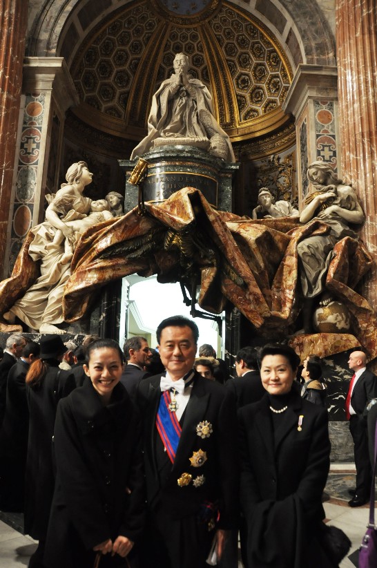 王大使豫元夫婦（右一、二）彌撒後與參加彌撒之僑胞合影