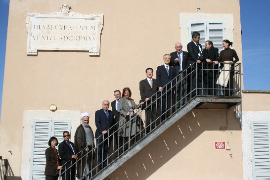 王大使豫元（右六）及與會之各國駐梵大使合影