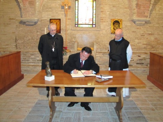 王大使應邀於午餐地點會議大廳紀念冊寫下中文祝福話語並簽名留念