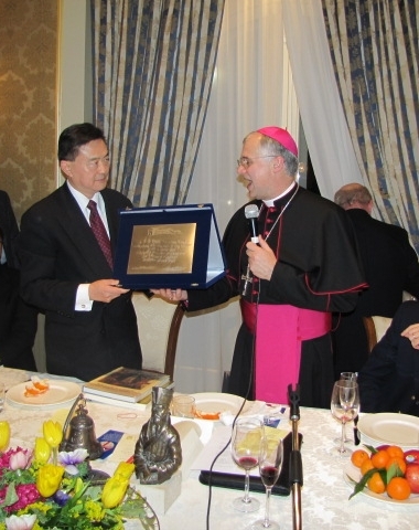 G主教代表Macerata教區致贈王大使紀念銀牌一面