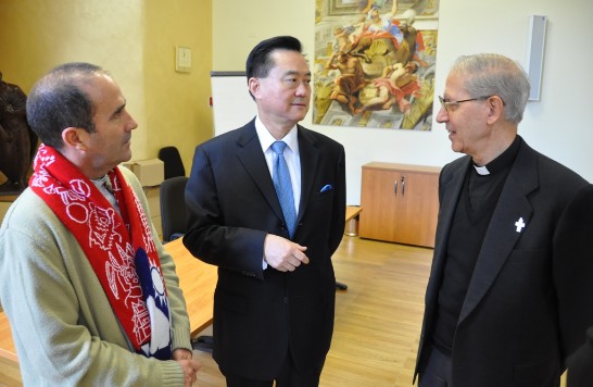 王大使豫元與耶穌會總會長Adolfo Nicolás神父及該會青年部門主管Claudio Barriga於贈書儀式後交談