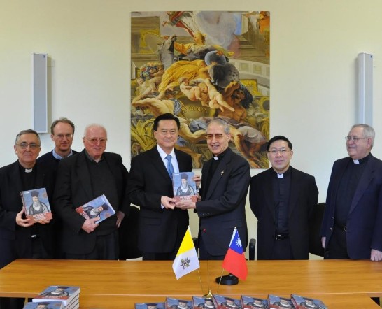 駐教廷王大使豫元贈書予耶穌會總會長Adolfo Nicolás神父