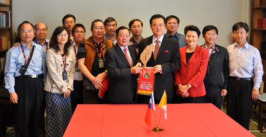 苗栗縣劉縣長政鴻致贈駐教廷王大使豫元紀念品並與訪團團員合影